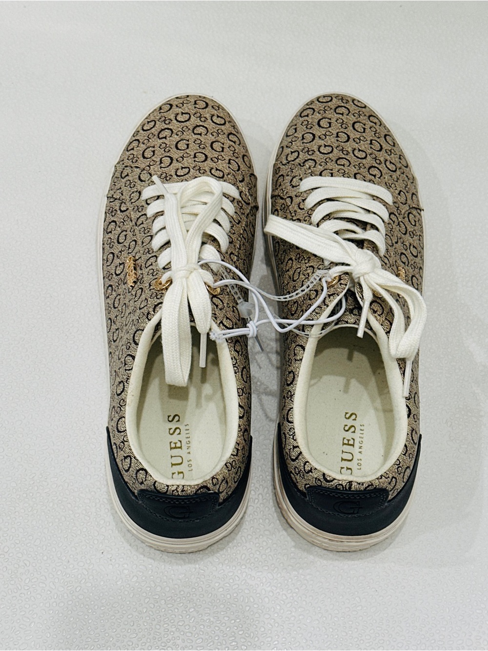 🔥GUESS Beige Logo Monogram Low-Top Sneakers with White Laces